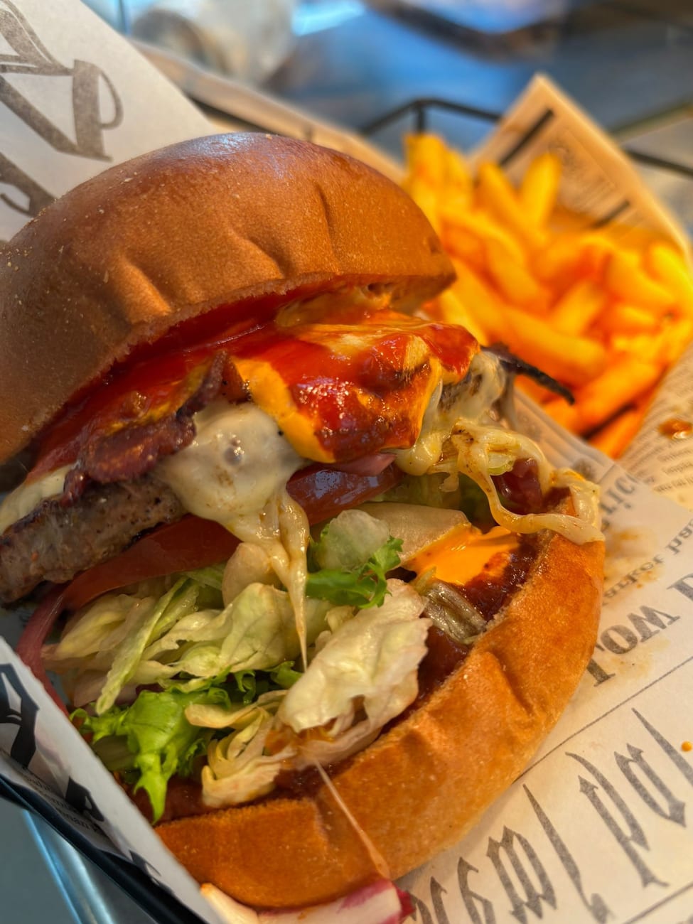Burgeri ja cheddar-ranskalaiset korissa