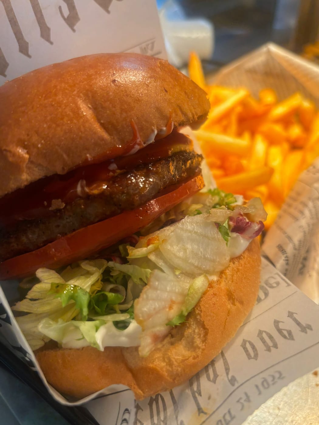 Burgeri ja ranskalaiset korissa