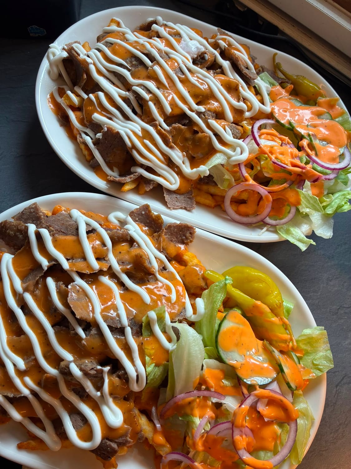 Kebab ranskalaisilla -annos salaatilla