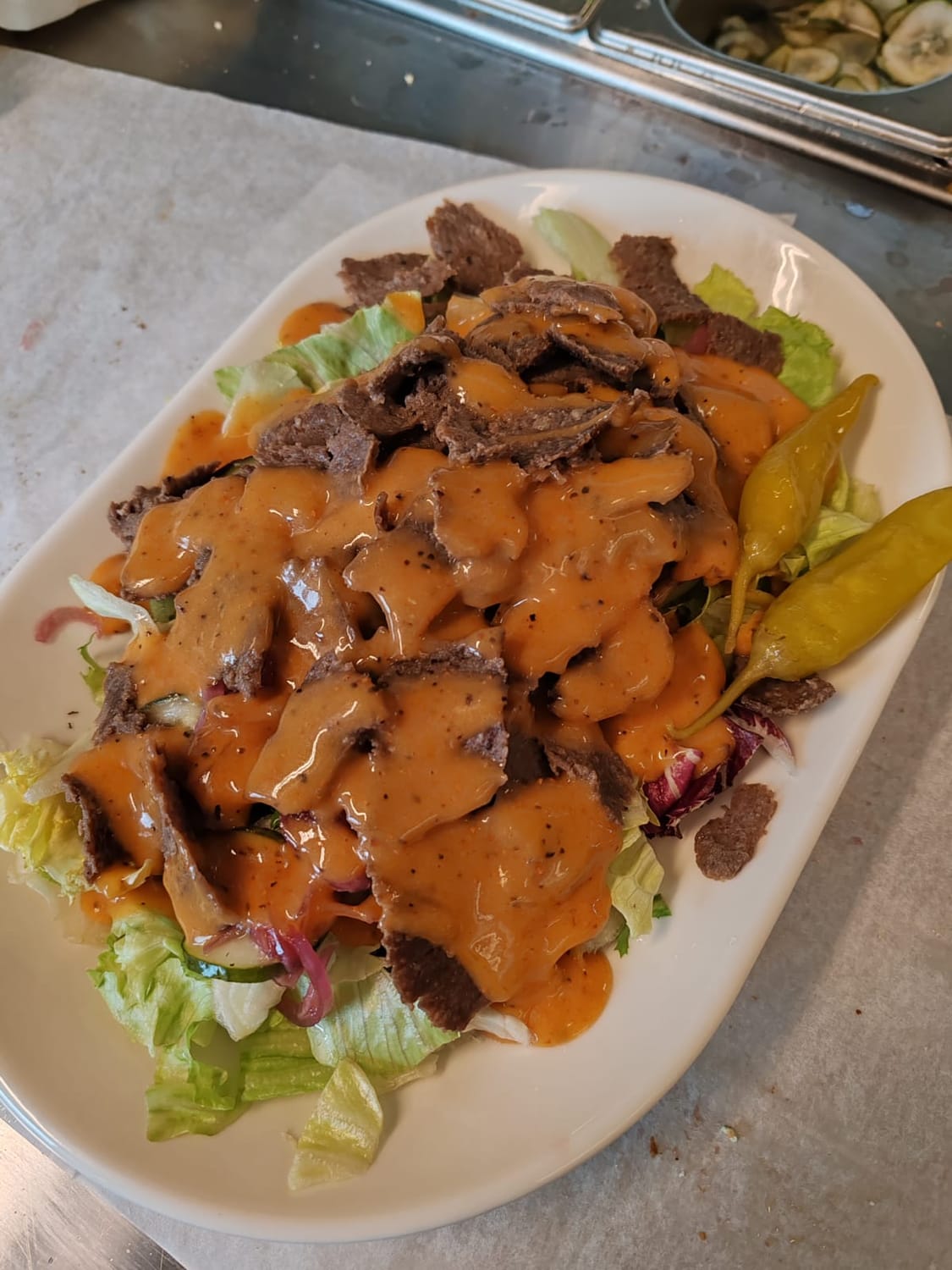 Kebabsalaatti kastikkeella