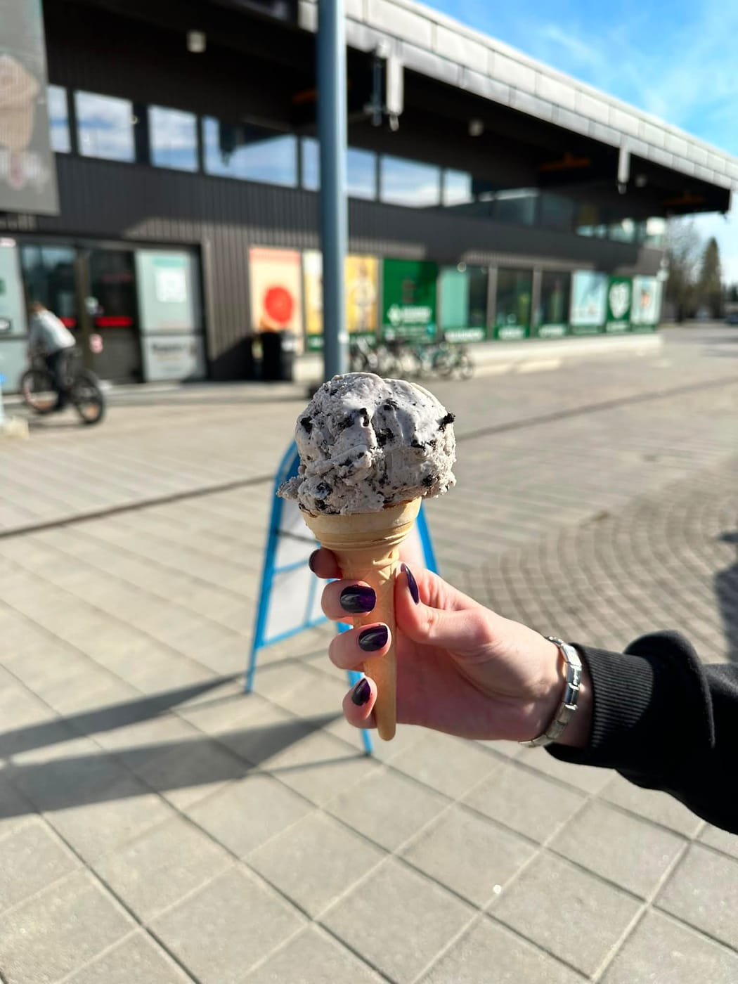Pallojäätelö tötterössä Kuusamo Plazan torilla