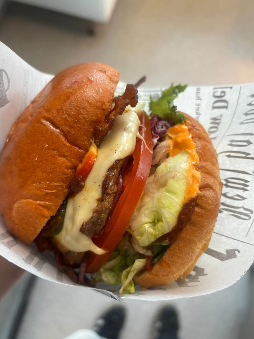Pekoniburgeri sulaneella juustolla