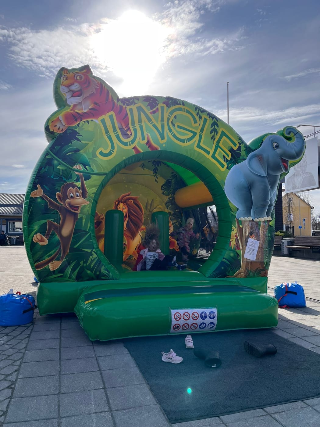Jungle-pomppulinna Kuusamo Plazan torialueella