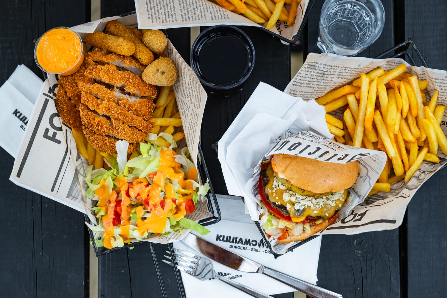 Nuggetit, burgeri, ranskalaiset ja juoma