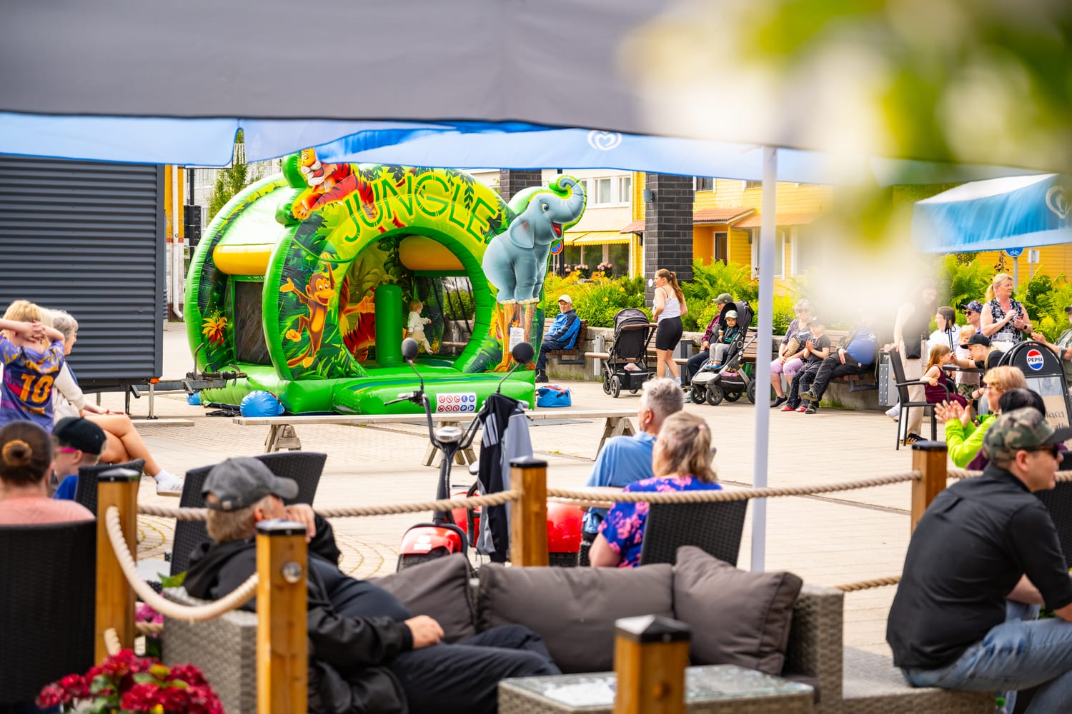 Jungle-pomppulinna ja terassi Kuusamo Plazalla