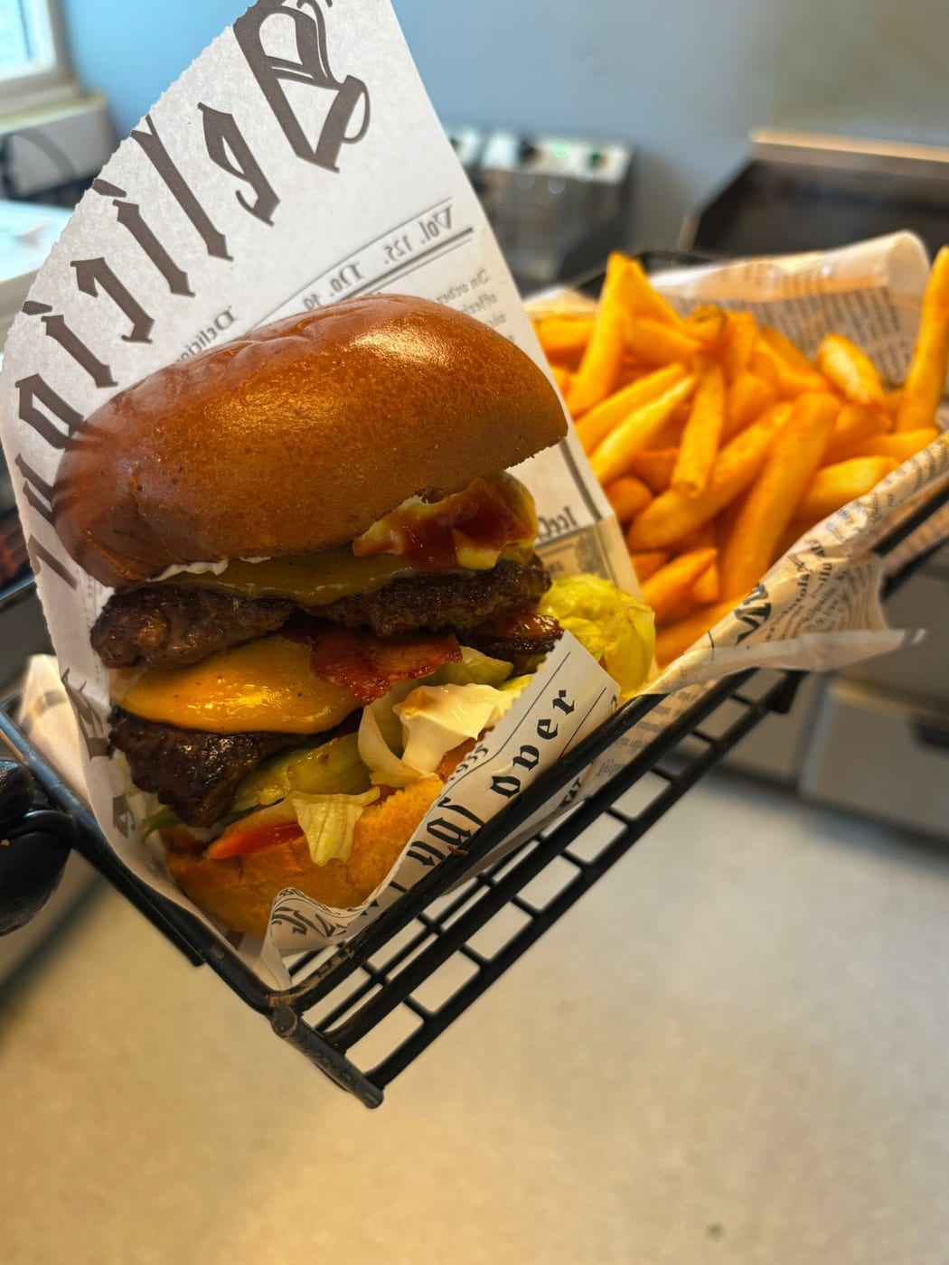 Smash-pekoniburgeri ranskalaisten kanssa korissa