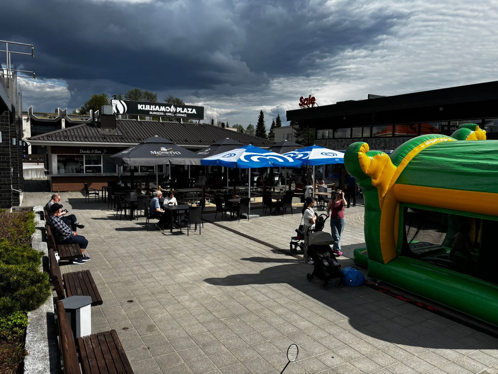 Toriaukio, terassi ja Jungle-pomppulinna Kuusamo Plazalla