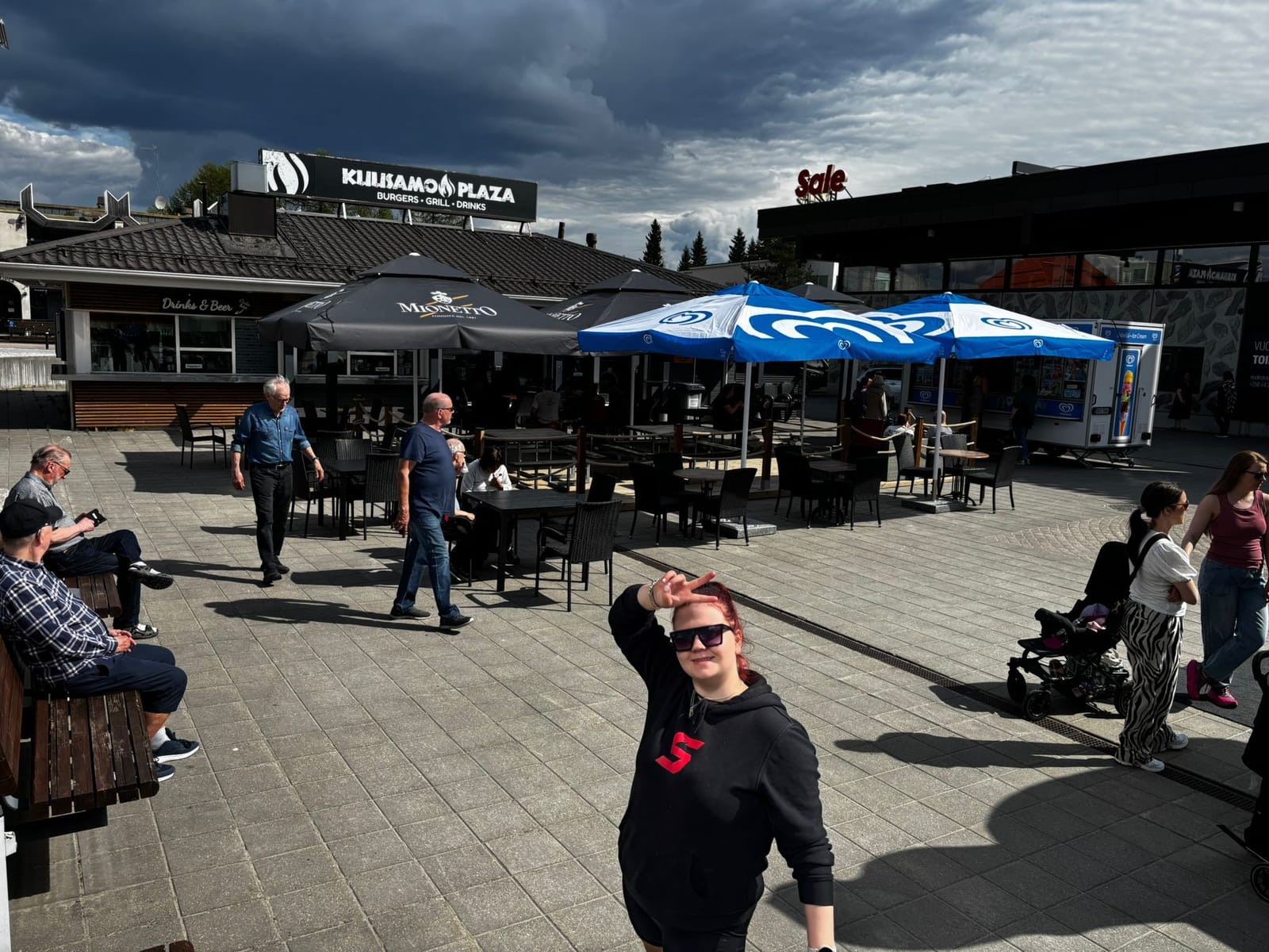 Kuusamo Plazan toriaukio ja terassi kesällä